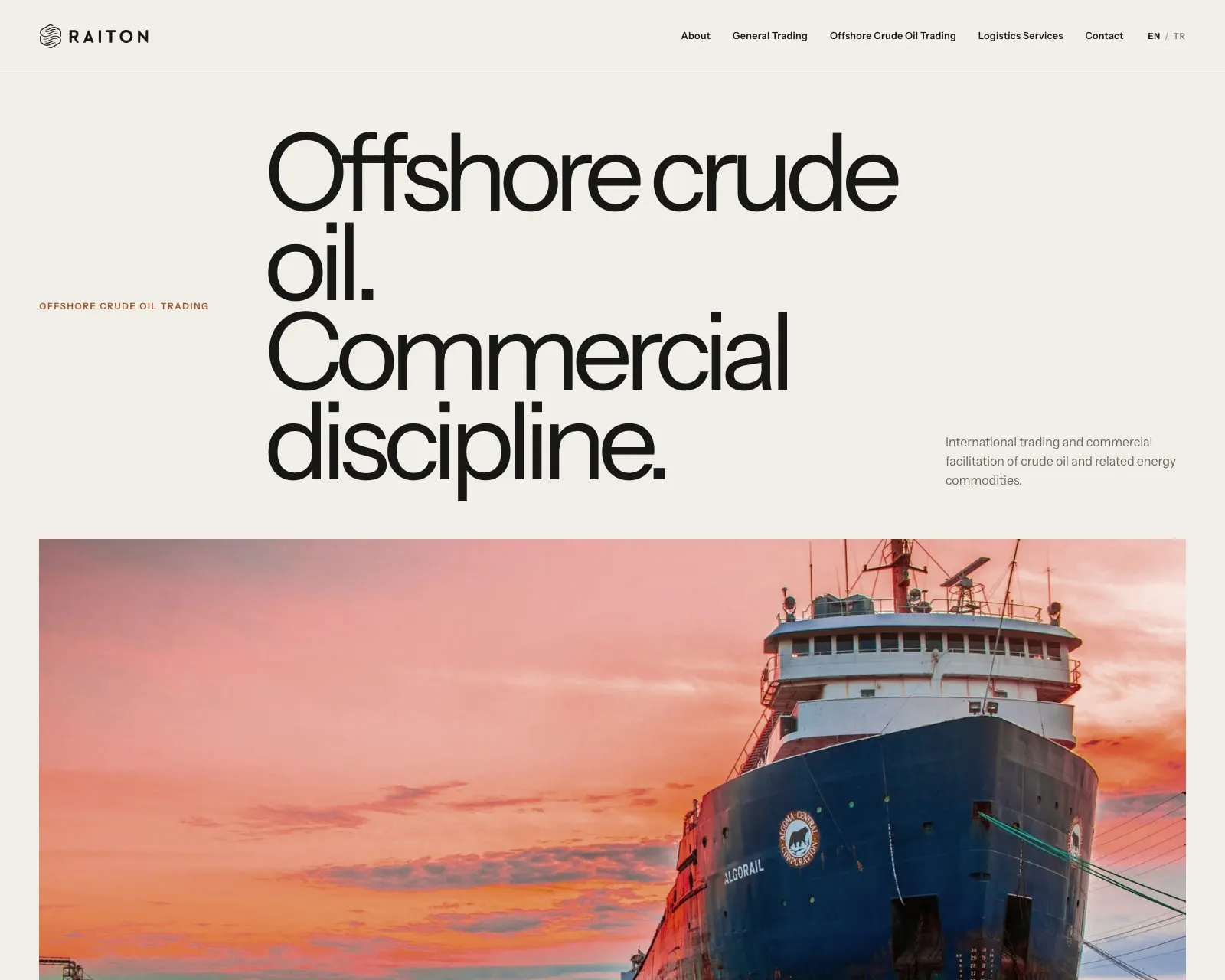 RAITON: Offshore Crude Oil Trading istiqamətinin səhifəsi — iri «Offshore crude oil. Commercial discipline.» başlığı, sağda xam neft və enerji əmtəələrinin ticarəti haqqında abzas, aşağıda gün batımında körpüdəki quru yük gəmisinin fotosu