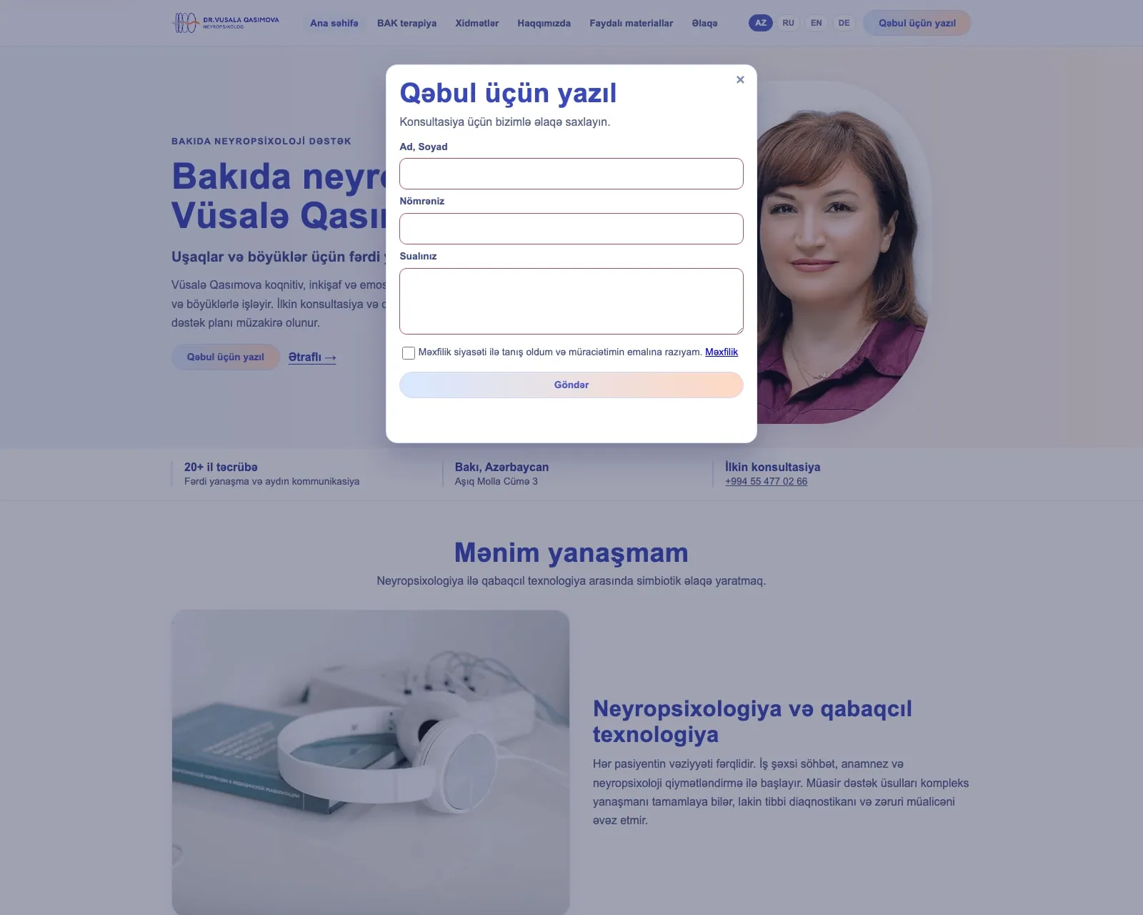Dr. Qasımova saytı: qəbula yazılma modalı — ad, nömrə və sual sahələri, məxfilik siyasəti ilə razılıq xanası və «Göndər» düyməsi; arxada başlıqdakı AZ RU EN DE keçidi görünür